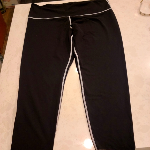 Athleta Pants - NEW Athleta Black Leggings Size 2X Salutation 7/8 tight